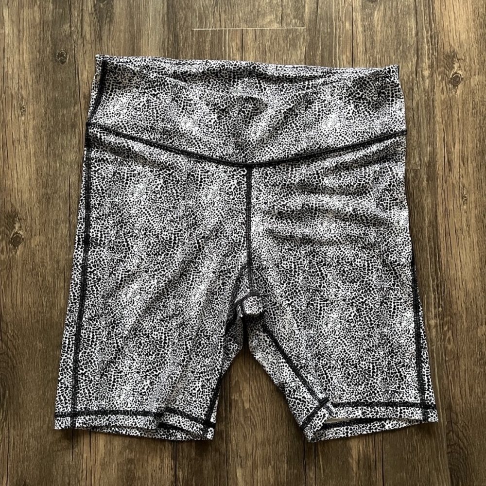 NWOT GapFit Women's Black & White Yoga Bike Shorts Sz L